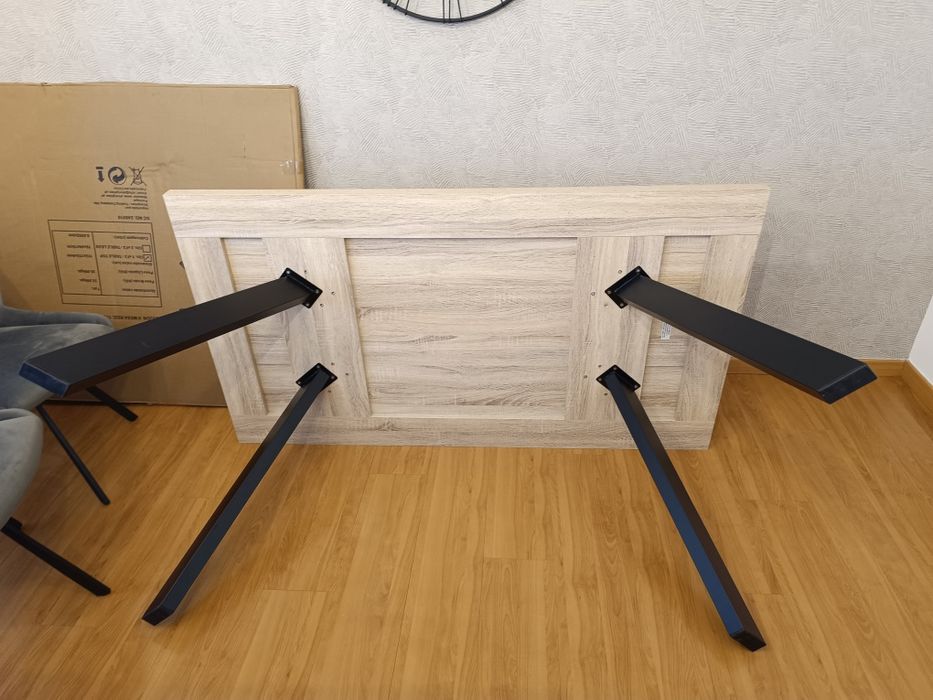 Mesa de Jantar Tampo em Madeira e Estrutura Metálica como Nova