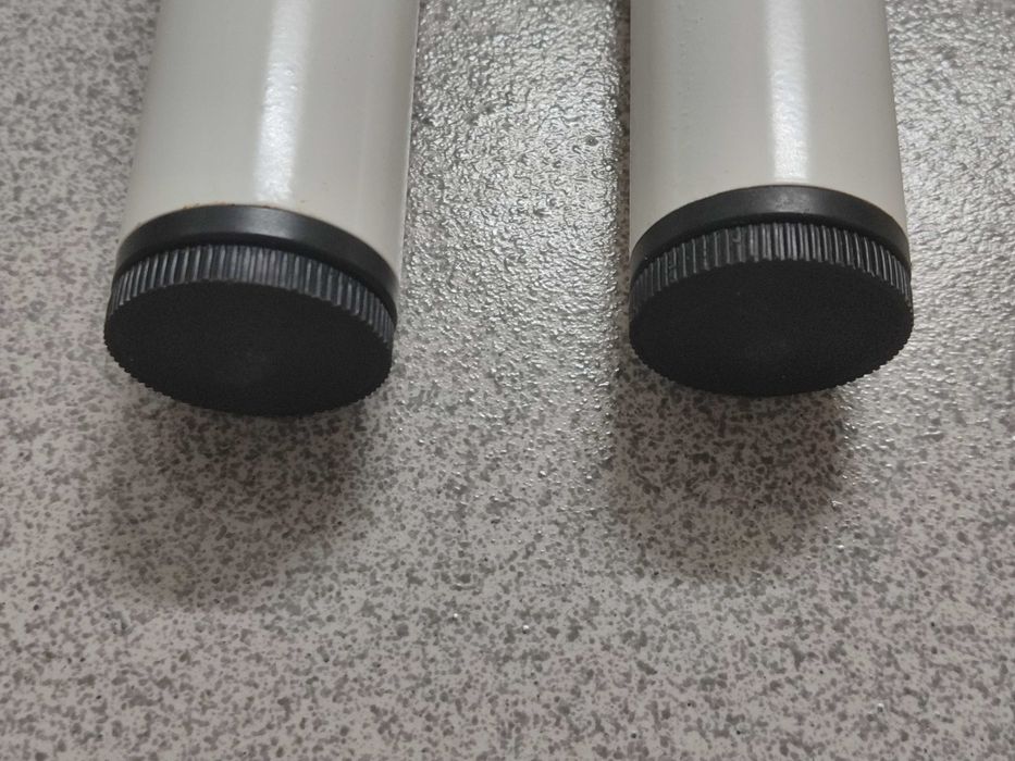 Mesa Linnmon IKEA + 2 pernas Adils