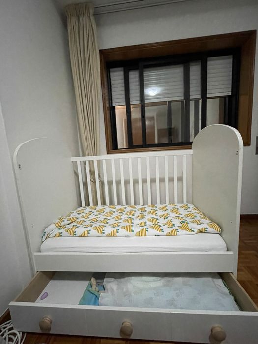 Vendo este berço/cama de grades transformável em branco com gavetão inferior de arrumação, em bom estado geral.