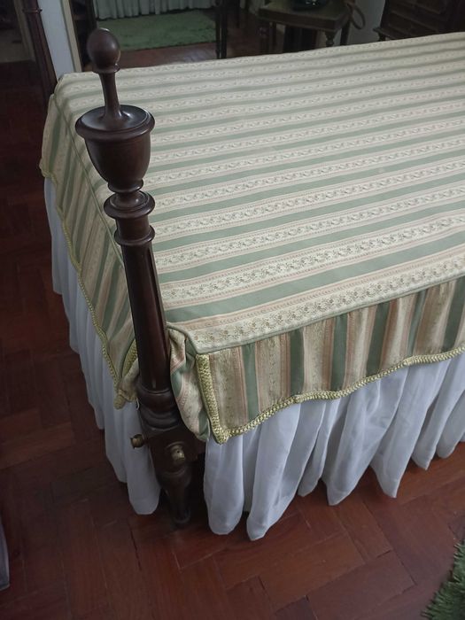 Cama de solteiro com cabeceira em palhinha e colchão