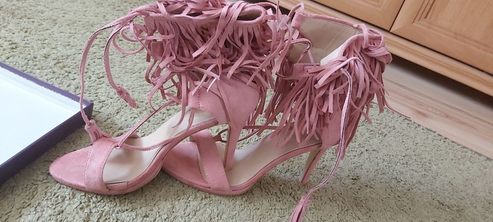 Sandały wiązane za kostkę