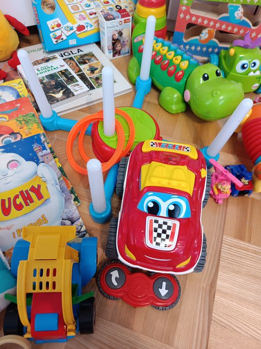 Zabawki, gry, książeczki, misie.