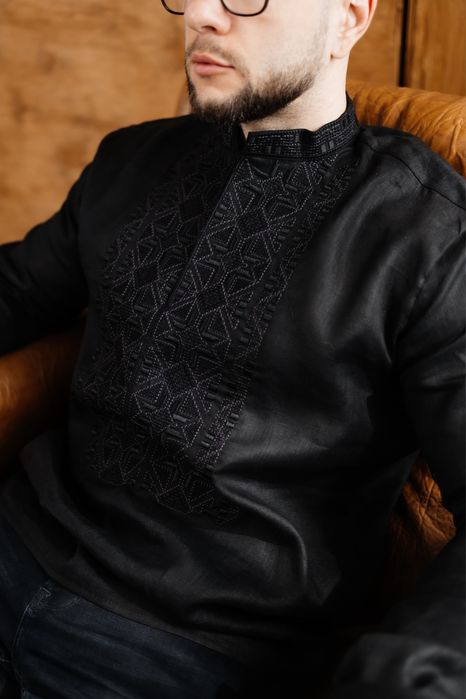 Чорна лляна чоловіча вишиванка