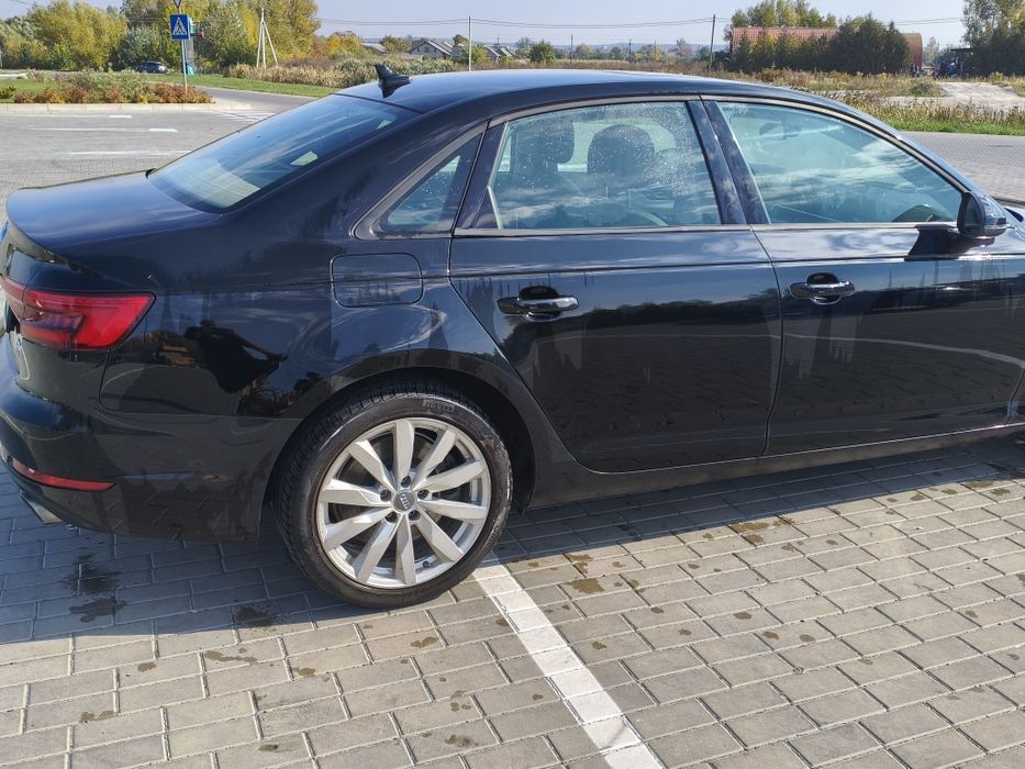 Ауді A4B9 2015 року 2.0 бензин Quatrro