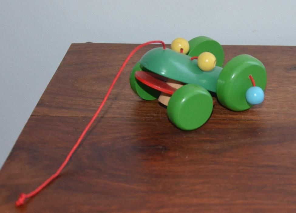 Brinquedo de Madeira Lagarto, com 4 rodas