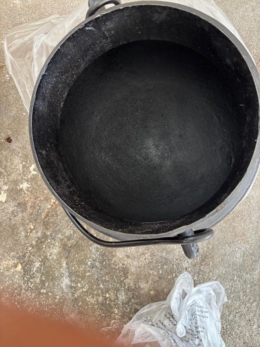 Panela de Ferro Fundido 25L (Trípode)
