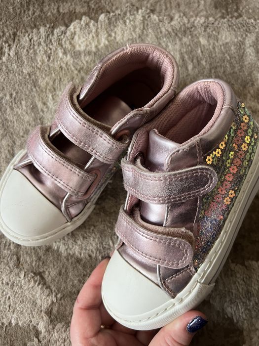 Продам взуття для дівчинки 26р 16см