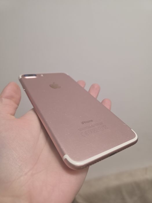 IPhone 7 różowy.