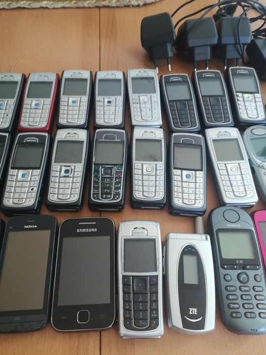Lote Completo de 41 Telemóveis Antigos (Nokia, Siemens, Samsung)