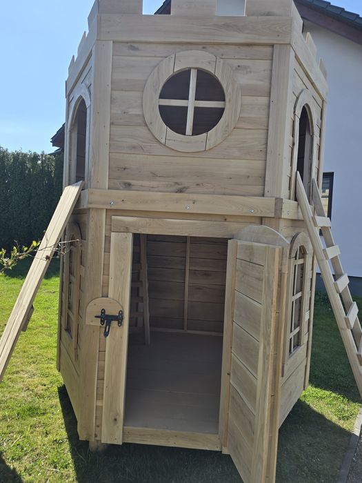 Plac zabaw w formie zamku,