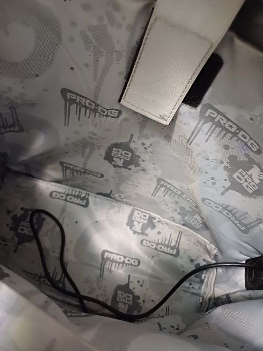 Mochila  de muito boa qualidade tem carregador que nunca foi usado 10€