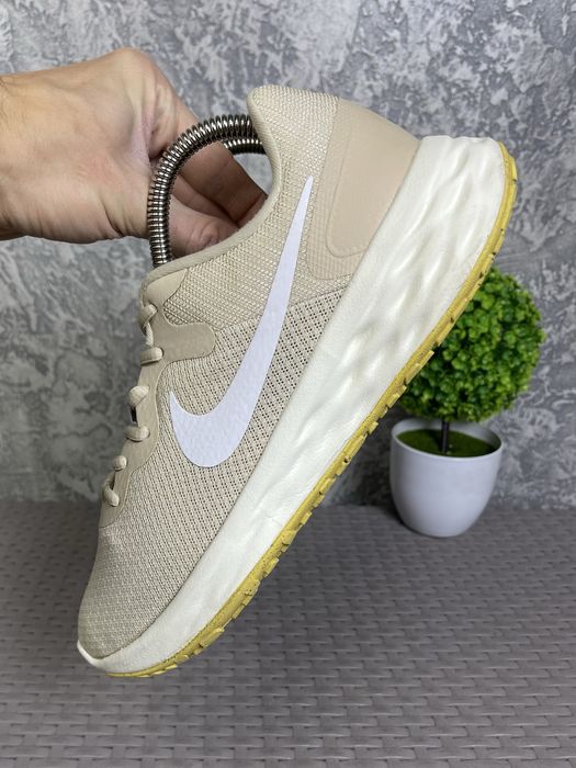Nike Revolution 6 кроссовки 41 размер женские беговые бежевые