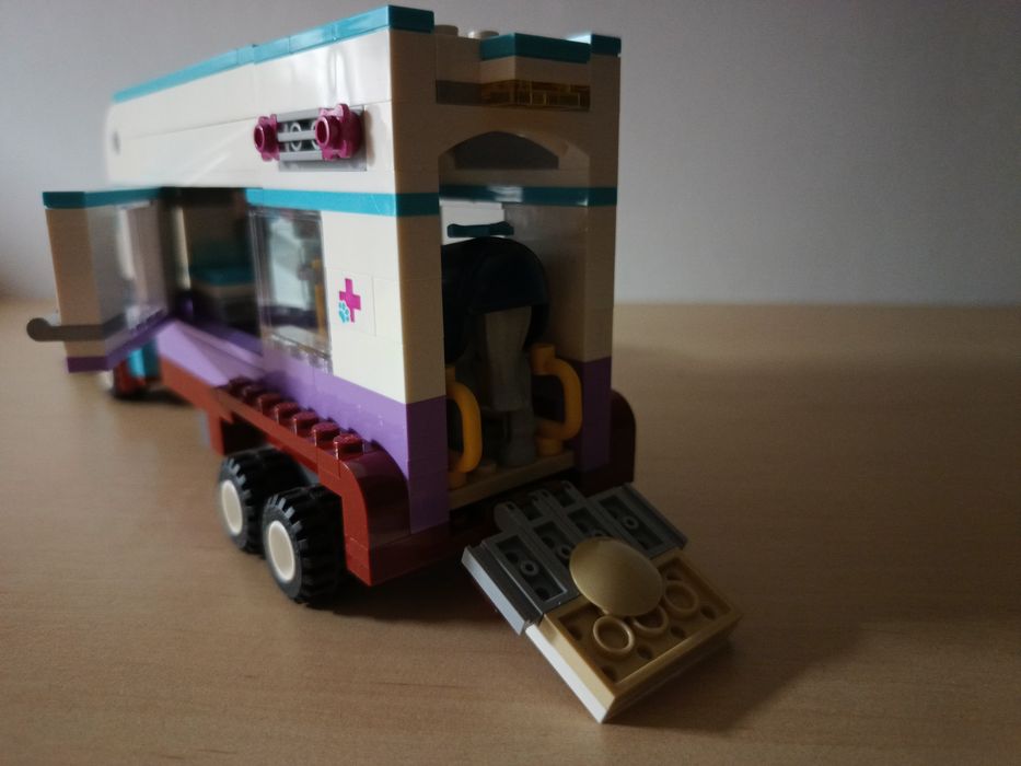 LEGO Friends 41125 Przyczepa lecznicza dla koni
