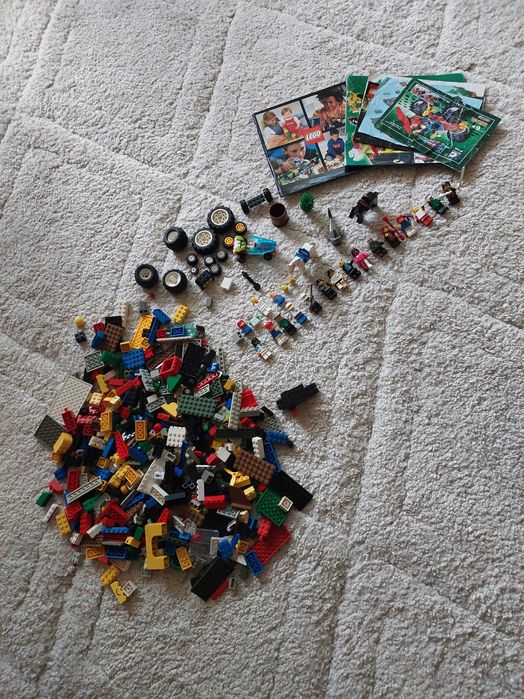 Klocki lego z różnych zestawów plus figurki