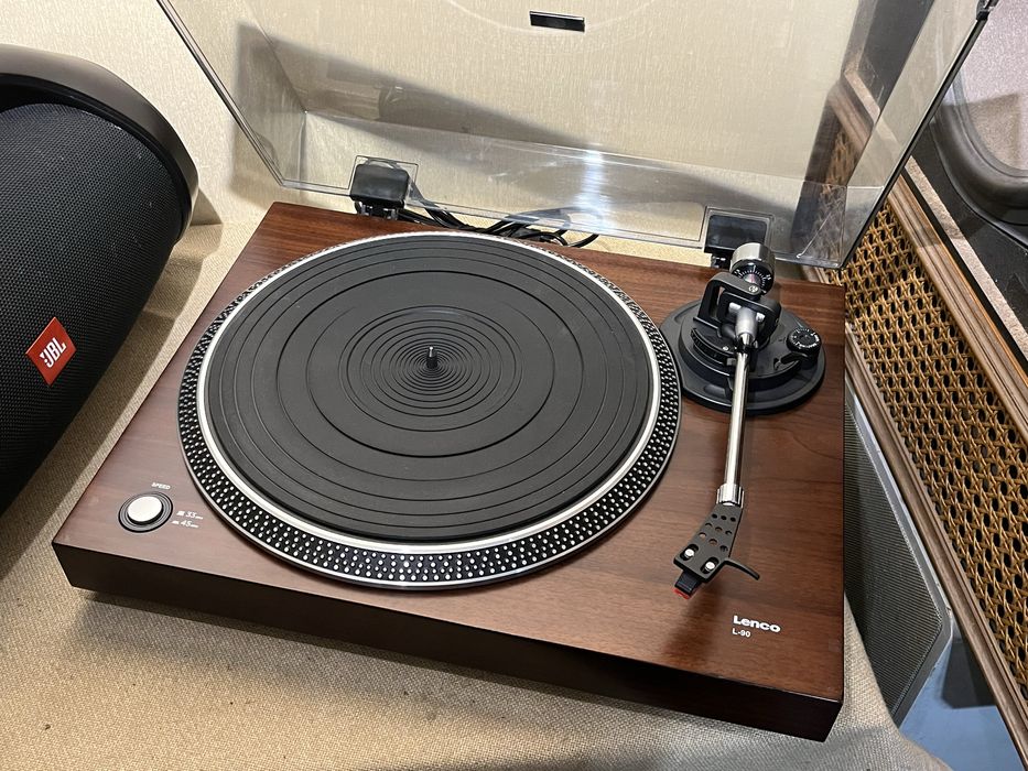 Красивый HI-FI проигрыватель винила LENCO L90 с фонокорректором