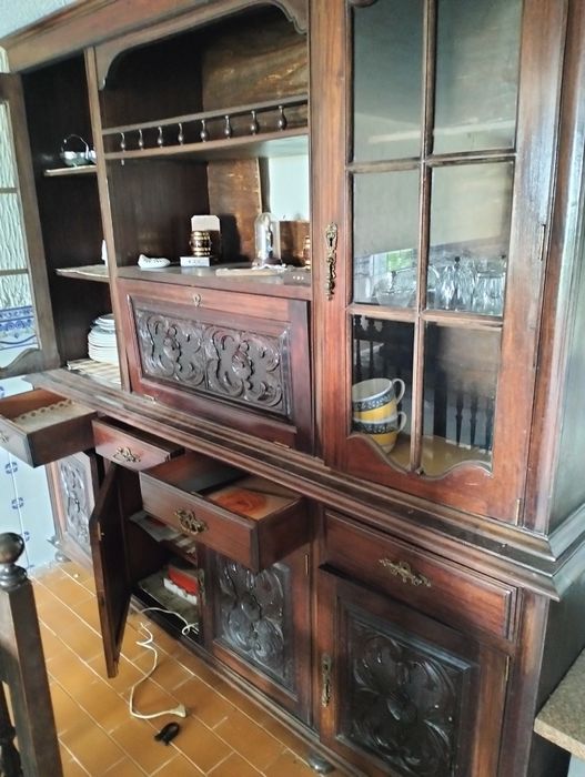 Mesa e móvel com 6 cadeiras