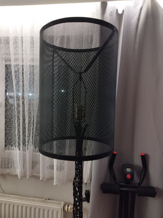Czarna lampa stojąca ręczne robiona