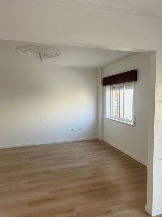 Aluga-se apartamento T3 carregado
