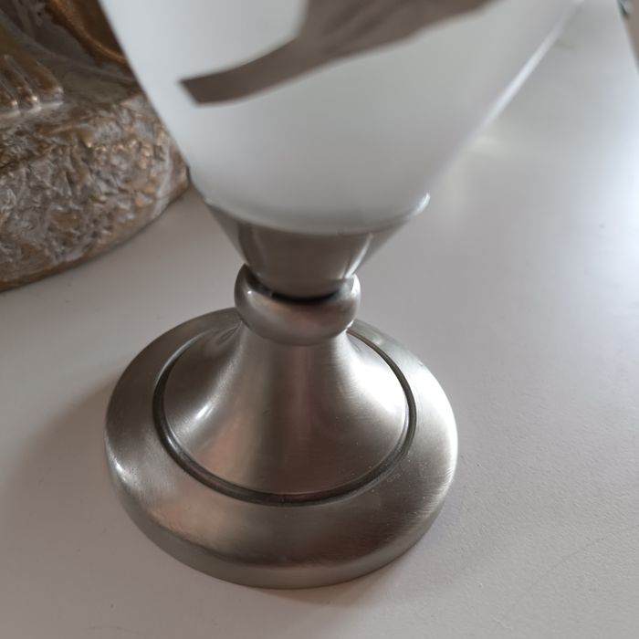 Jarra decorativa em vidro opalino branco com detalhesmetal prateado