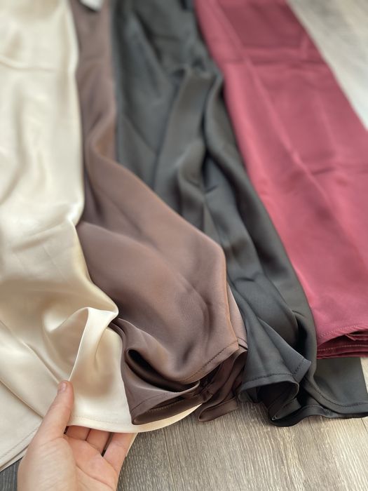 Атласна спідниця міді