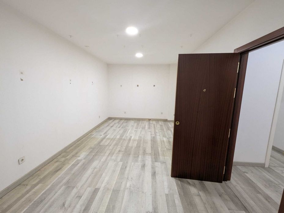 Loja para Armazém/ Escritório - Reboleira/Amadora