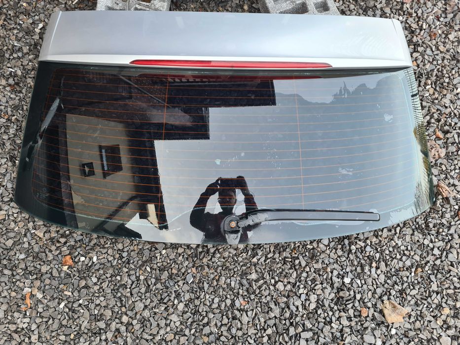 Szyba klapy bagażnika BMW F11 w kolor 354 srebrna titsnsilber światło