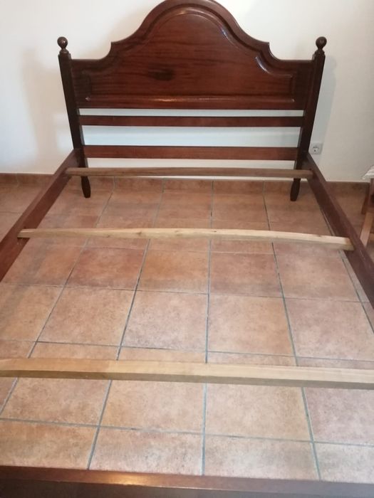 Cama casal em madeira