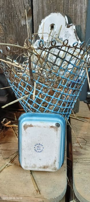 Zabytkowa mydelniczka emaliowana.