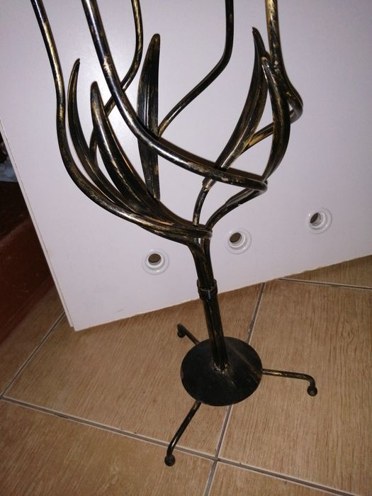 Świecznik czarny złoty metalowy design