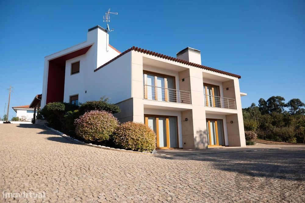 Moradia T4 com terreno de 2.244 m², garagem e classe energética A em F