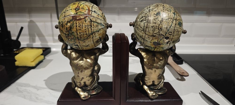 2 suportes para livros / bookend - atlas