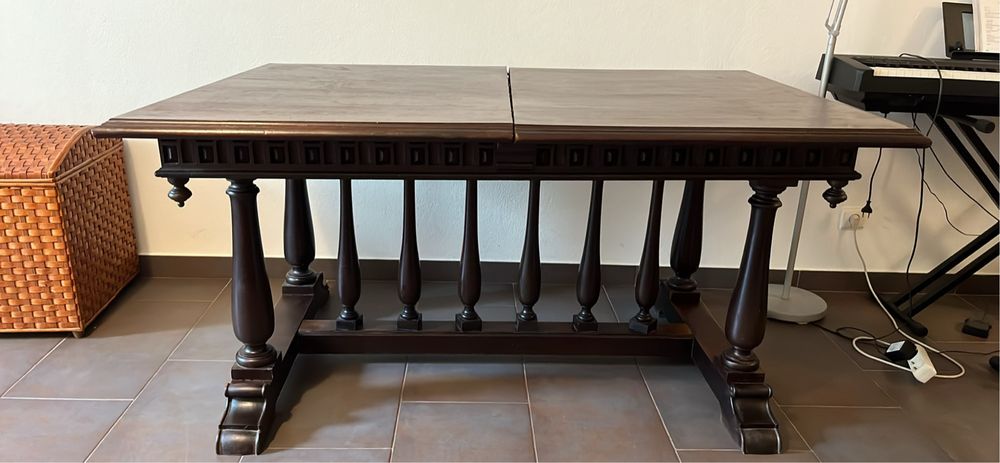Mesa rectangular de madeira mogno