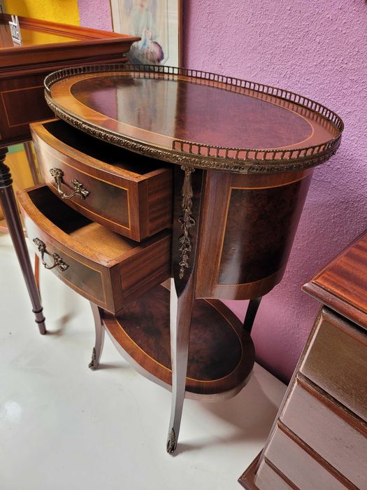 Mesa de apoio antiga com duas gavetas - Muito bom estado ger