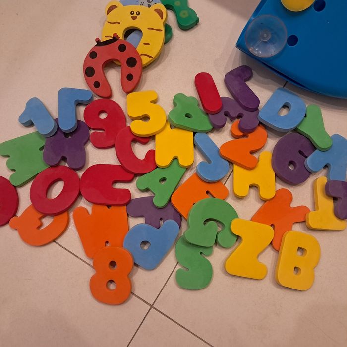 Piankowe literki do wody z pojemnikiem