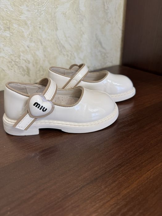 Туфлі білі для дівчинки