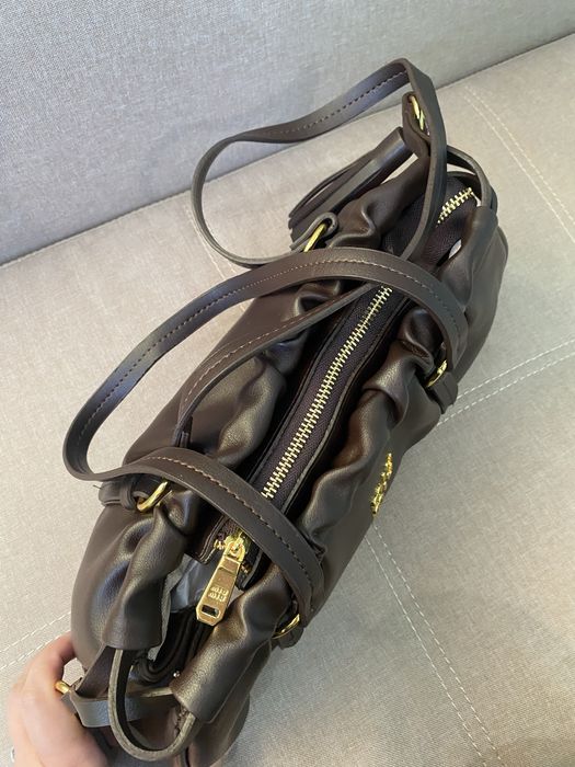 Сумка в стилі miu miu шоколадна