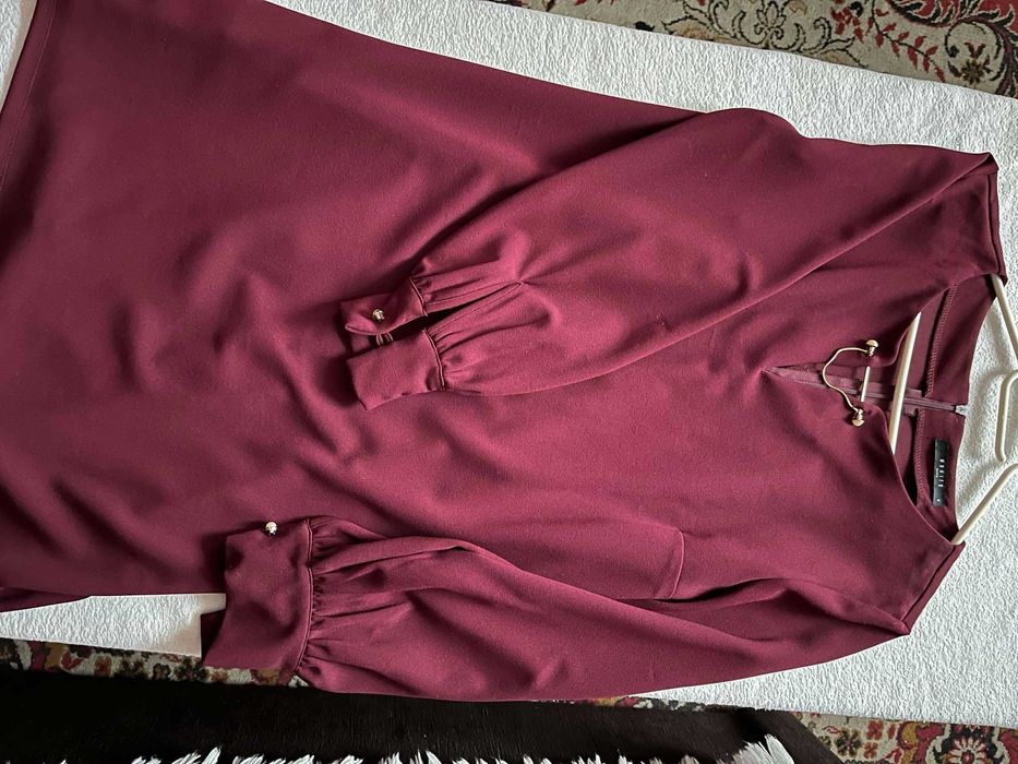 Bordowa elegancka sukienka z ozdobnym dekoltem