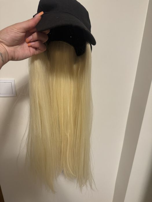 Czarna czapka z daszkiem z wlosami bardzo jasny blond