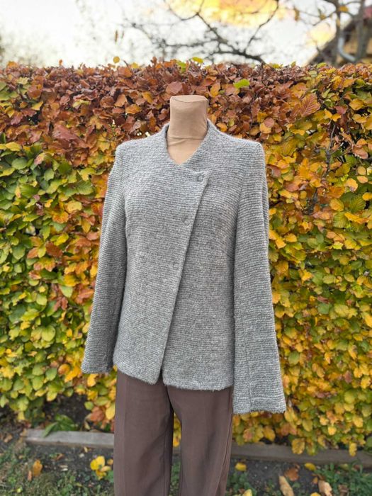 jesienny wełniany sweter o kroju marynarki Adagio