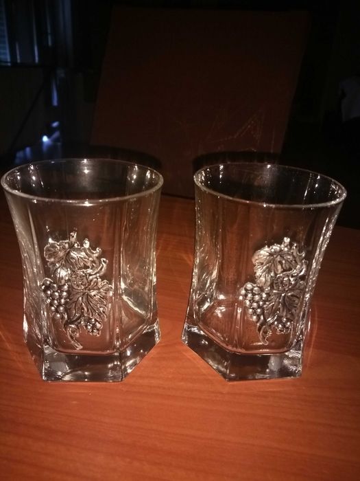 Garrafa e 2 copos com aplicação de estanho.