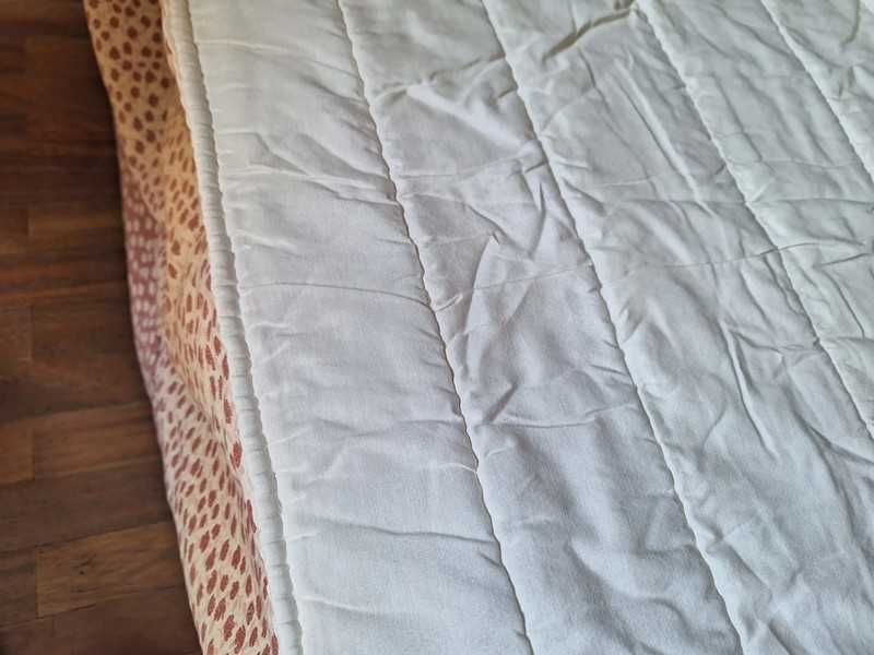 Colcha com 1 travesseiro e 3 travesseiras