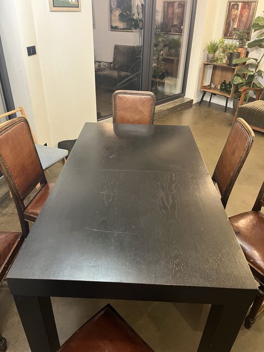 Solidny drewniany rozkladany stół w okleinie dębowej.