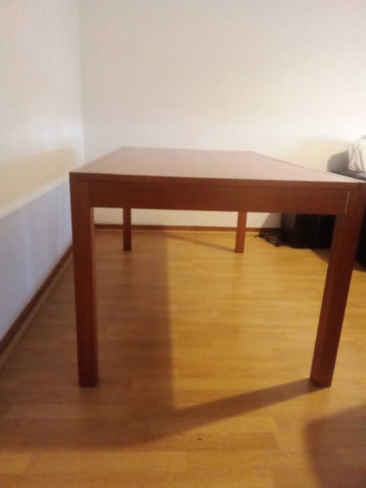 Mesa de jantar extensível em faia e 4 cadeiras . Comprimento: 1.63 cm, Largura: 91cm, Altura: 74cm. Duas cadeiras em estado aceitável.