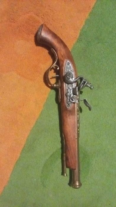 Réplica de pistola pederneira do século XIII