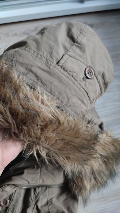 Płaszcz parka z kapturem z futerkiem 
Rozmiar S 
Firma Ravel 
Stan ide