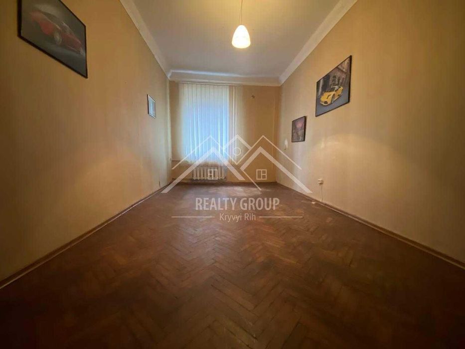 Продається  3к. кв . курчатова 3 (сталінка) з окремими кімнатами!