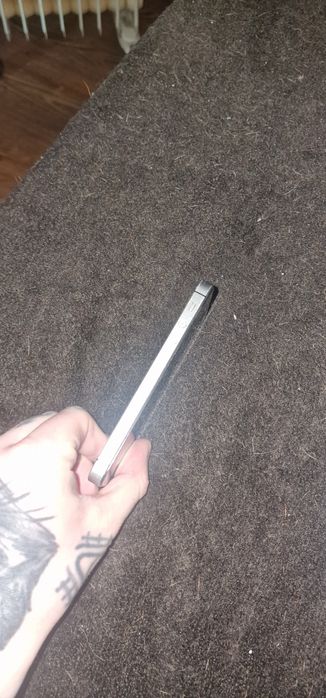 Продам айфон  SE