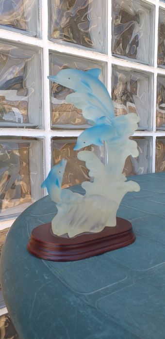 Estatueta com golfinhos