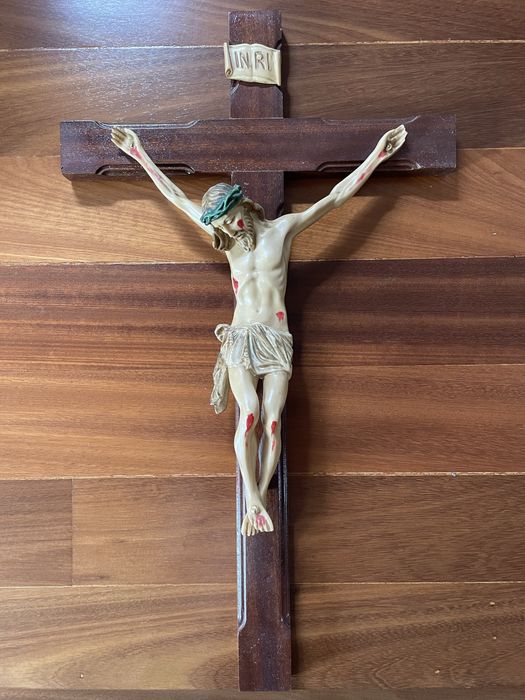Crucifixo de Parede em Madeira Maciça