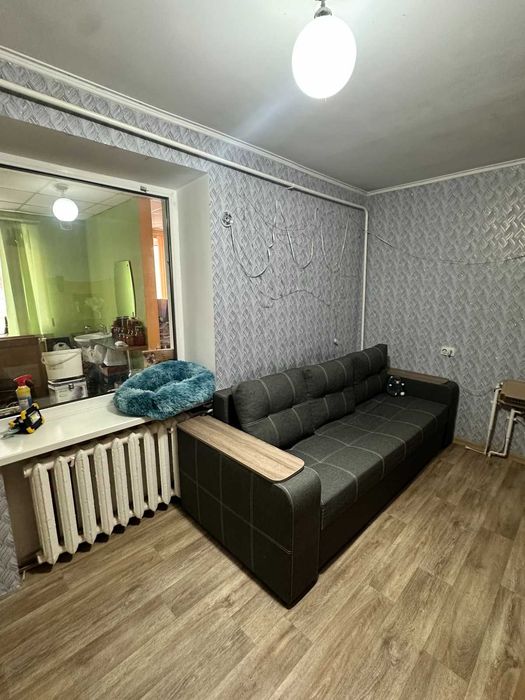 Продаж двокімнатної квартири на молодіжному з прибудованою комерцією